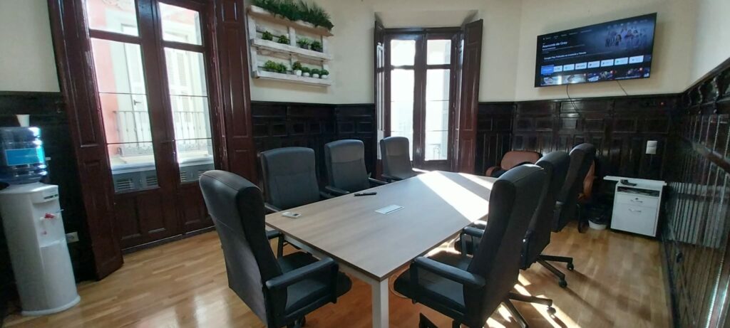 ¿Buscas un entorno que impulse tu negocio en el corazón de la Costa del Sol? En Larios1Business, te ofrecemos oficinas privadas en Málaga centro, estratégicamente ubicadas en la prestigiosa Calle Marqués de Larios. Diseñadas para garantizar tu privacidad y máxima productividad, nuestras soluciones de despachos amueblados son ideales para profesionales, pymes y startups que buscan prestigio, confort y flexibilidad total